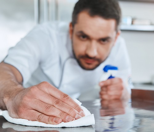 l'importanza di detergere e disinfettare le superfici con il prodotto giusto