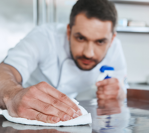 l'importanza di detergere e disinfettare le superfici con il prodotto giusto