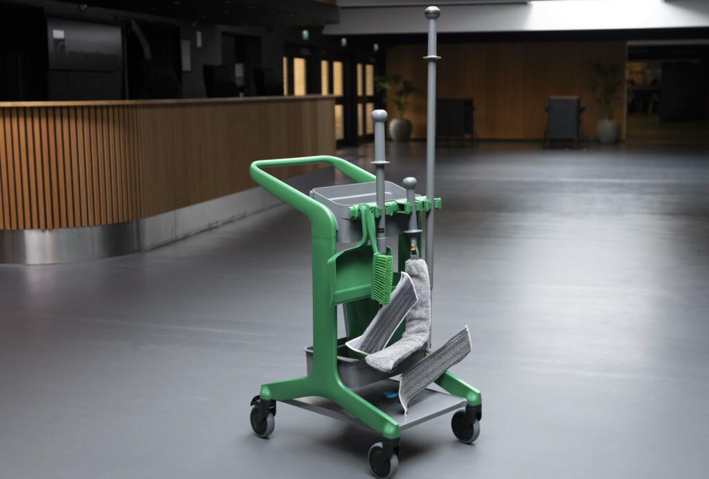 Carrello professionale HyGo di Vikan configurato per la pulizia professionale.