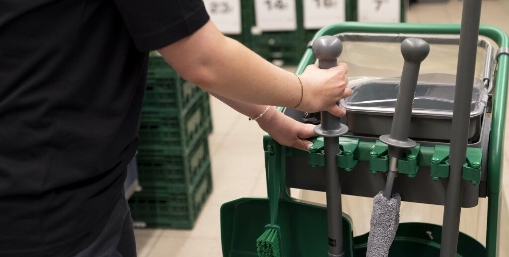 Operatore utilizza il carrello professionale HyGo di Vikan durante le operazioni di pulizia.