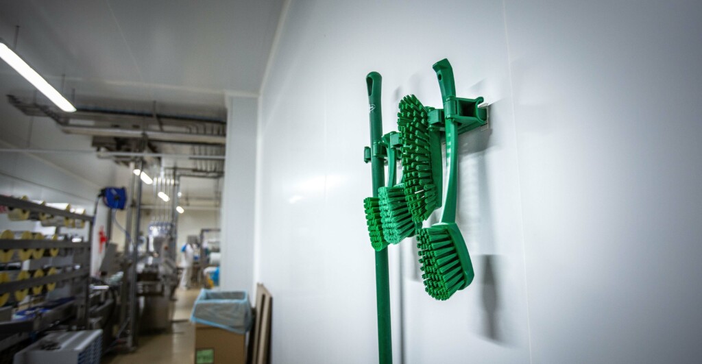 Spazzole professionali organizzate in un reparto dell'industria alimentare