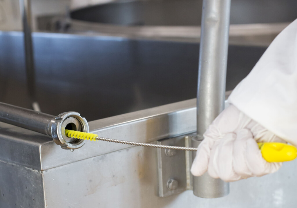 Pulizia di una tubazione con scovolo nell'industria alimentare