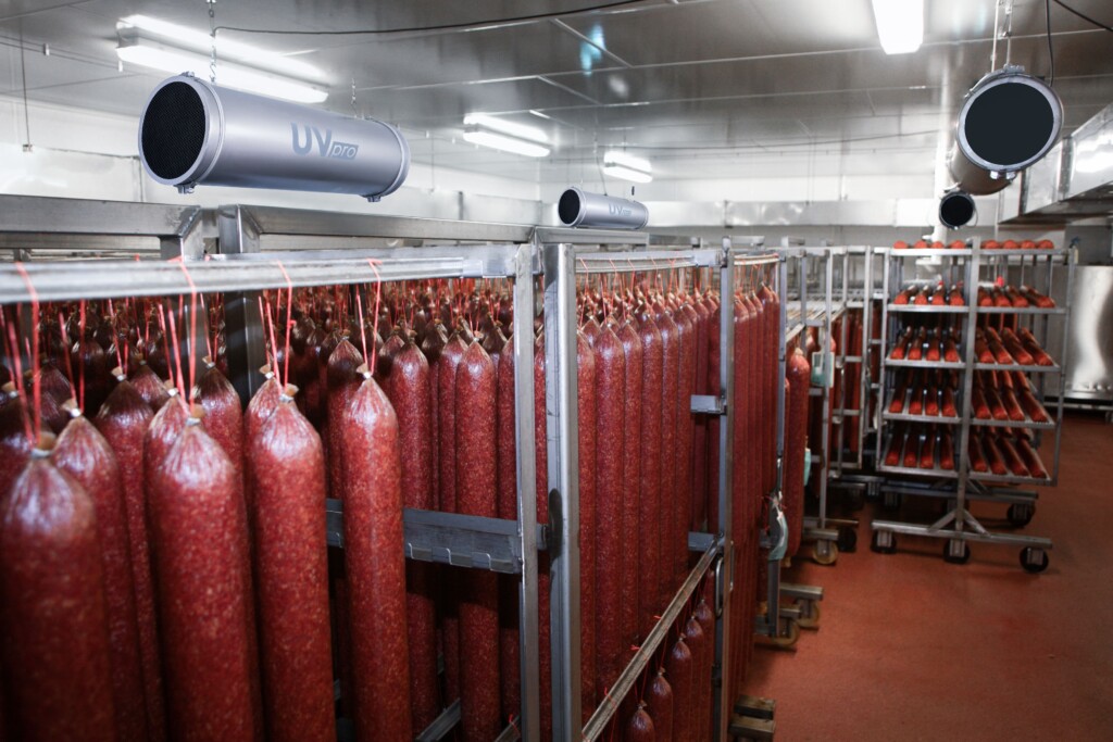 Sistema UV-C per il trattamento dell'aria in un ambiente di produzione alimentare